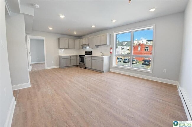 Building Photo - 829 Linden St