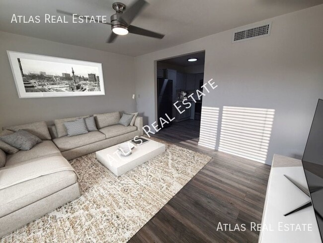 Building Photo - Stunning Recently Renovated 2 Bedroom 1 Ba...