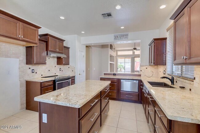 Foto del edificio - 1331 W Armstrong Way