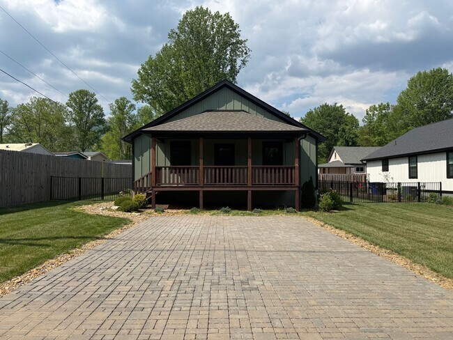Foto del edificio - Newer One-Level Home Near Downtown Black Mountain
