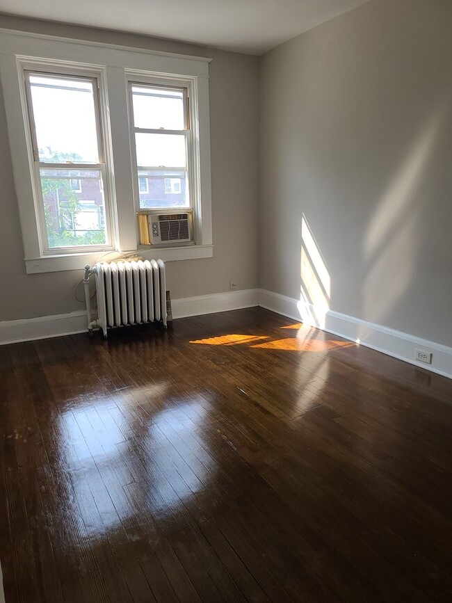 Building Photo - Ready to Move In!  RenovatedThree Bedroom ...