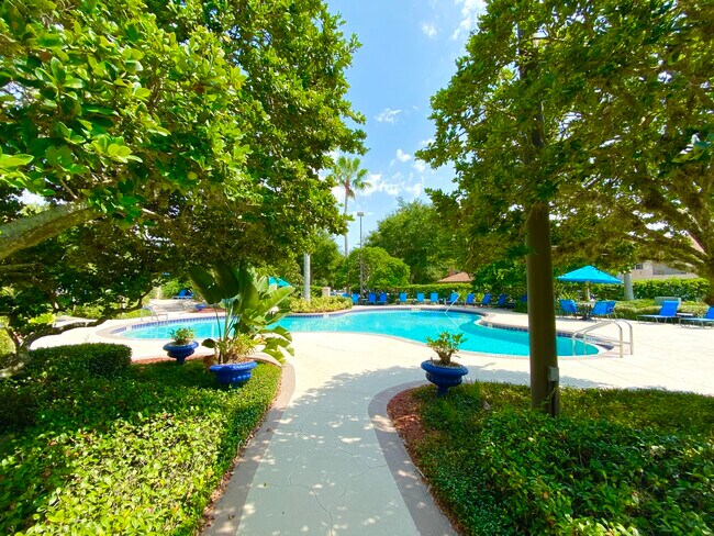 ¡Sumérgete en el lujo con nuestra espectacular piscina estilo centro turístico! - 7240 Westpointe Blvd