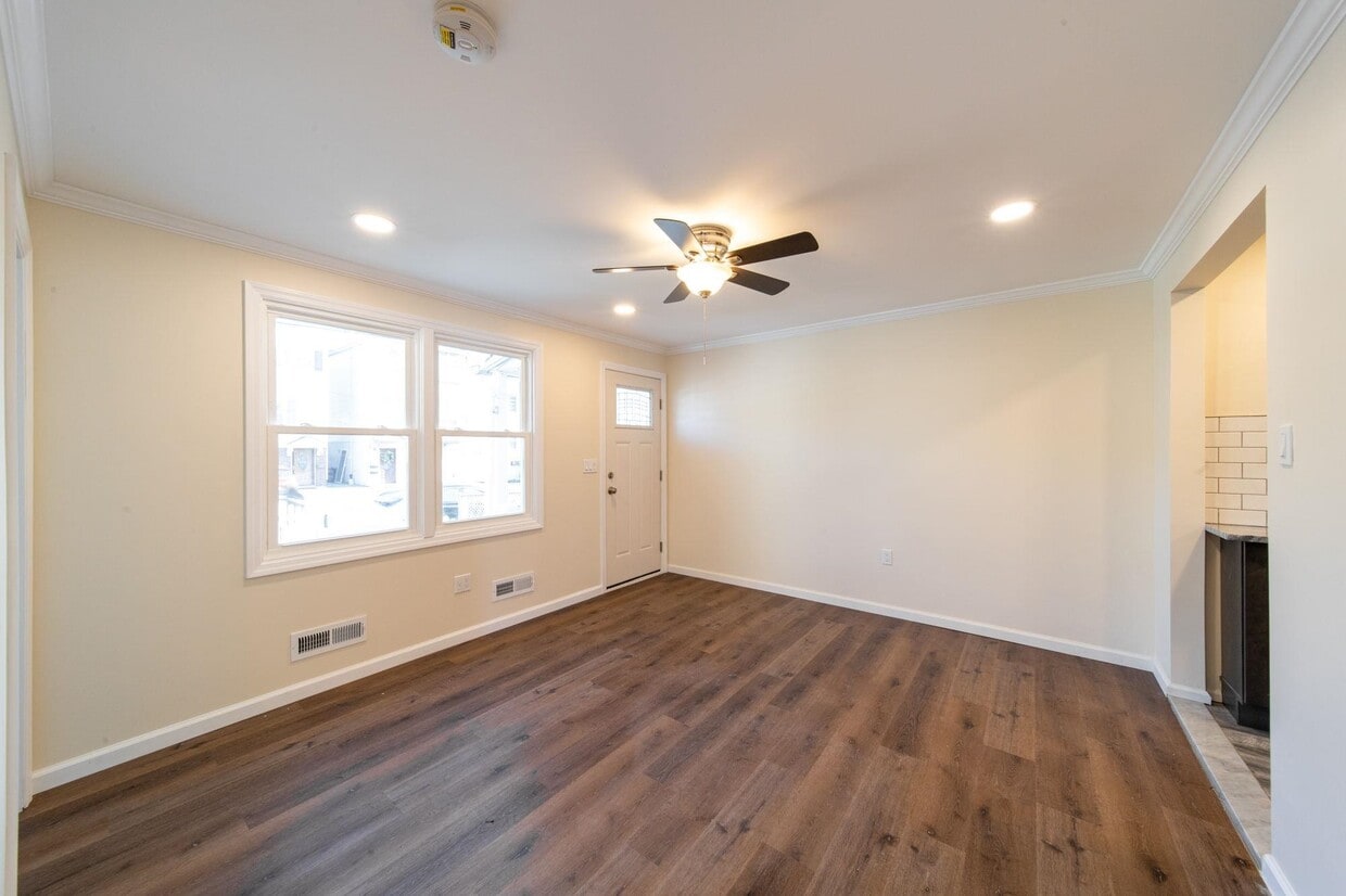 Primary Photo - 169 Custer Ave