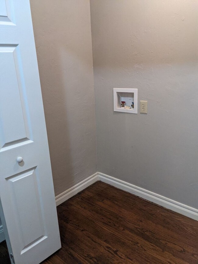 Building Photo - Cozy 2 Bedroom 1 Bath Home In Great Locati...