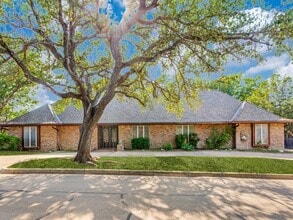 Building Photo - 412 Oakmont Ln N