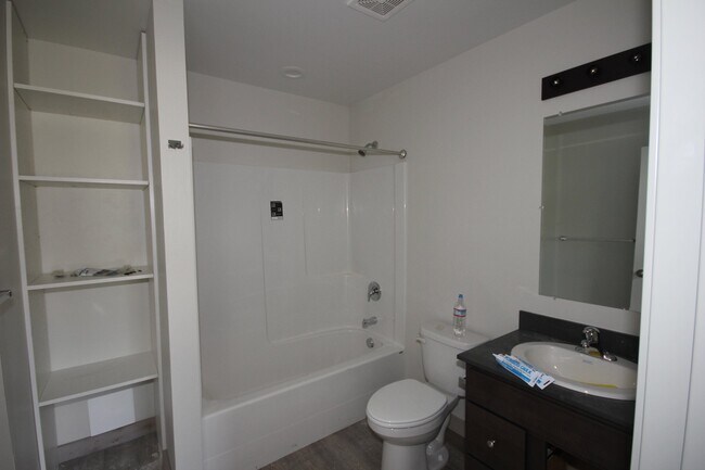 Foto del edificio - 718 Edgewood Pl