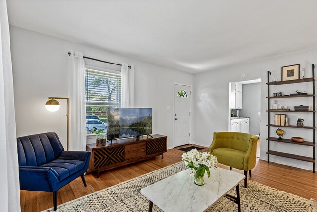 Bright sunny living room - 2749 Webster Ave S