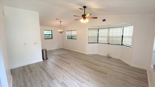 Building Photo - Updated 3/2 w/ Stainless Steel Appliances,...