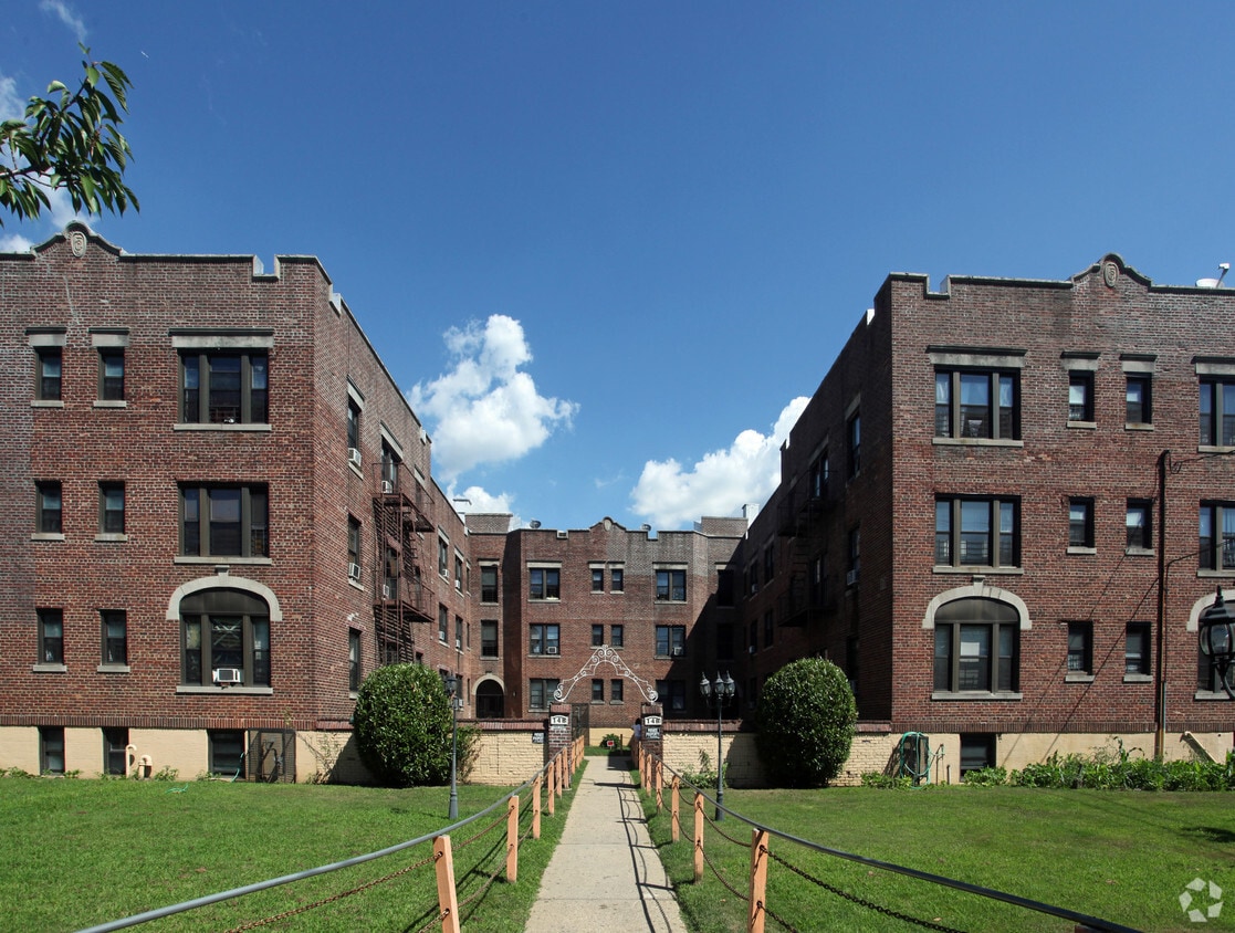 148 Pine St, Freeport, NY 11520 Apartments in Freeport, NY