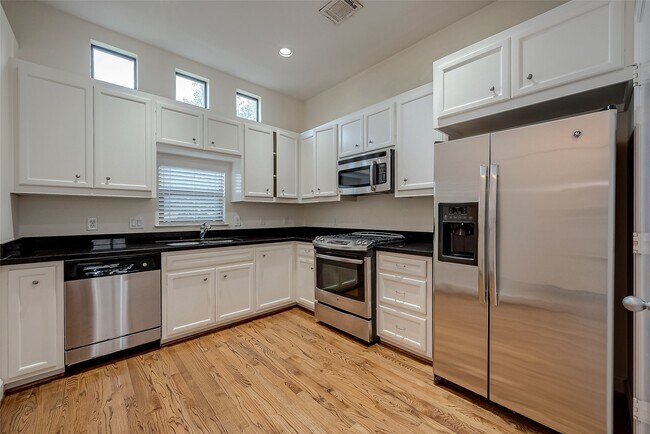 Foto del edificio - 2710 Hullsmith Dr