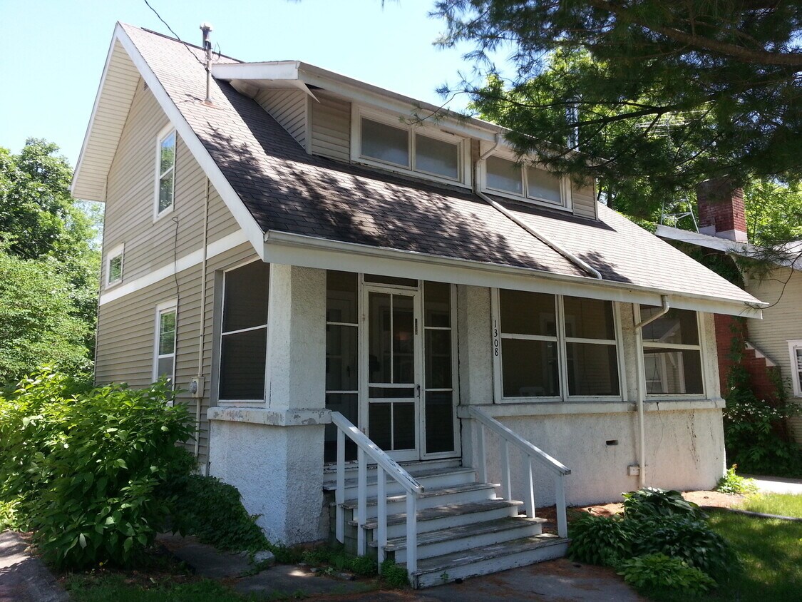 Primary Photo - 3 bedroom, 1.5 bath just east of downtown ...