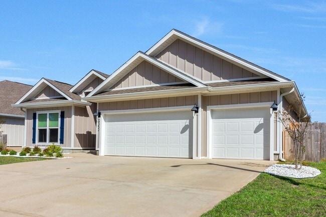 Building Photo - 4 BEDROOMS IN GULF BREEZE!!