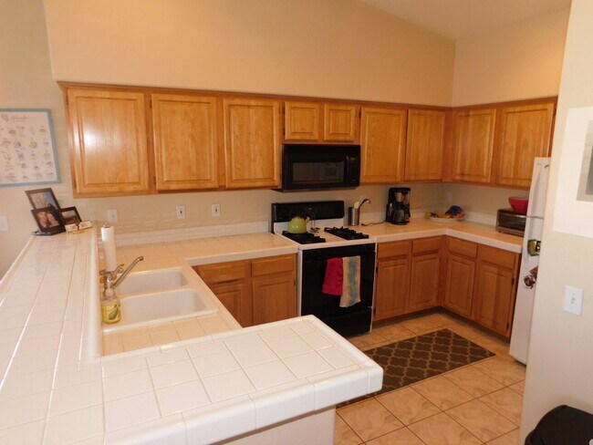 Foto del edificio - 2 Bed/ 2 Bath upstairs Condo in Guard Gate...