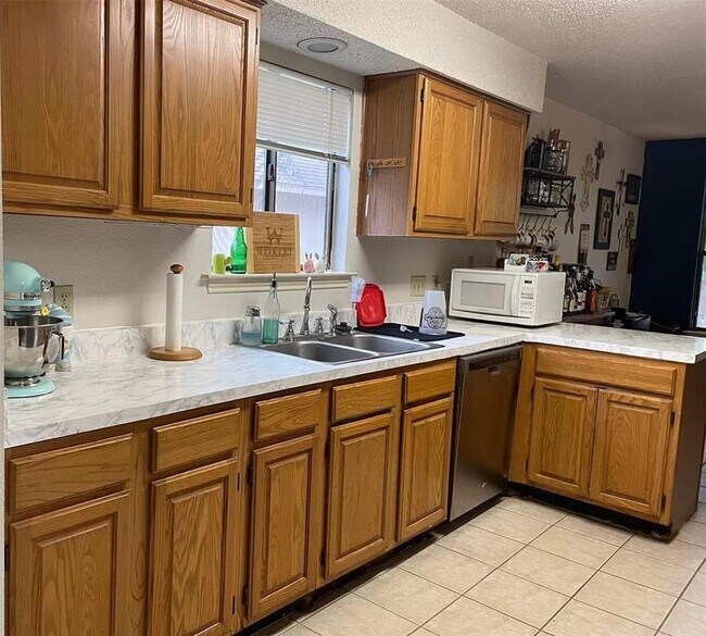 Foto del edificio - 6802 Luckenbach Ln