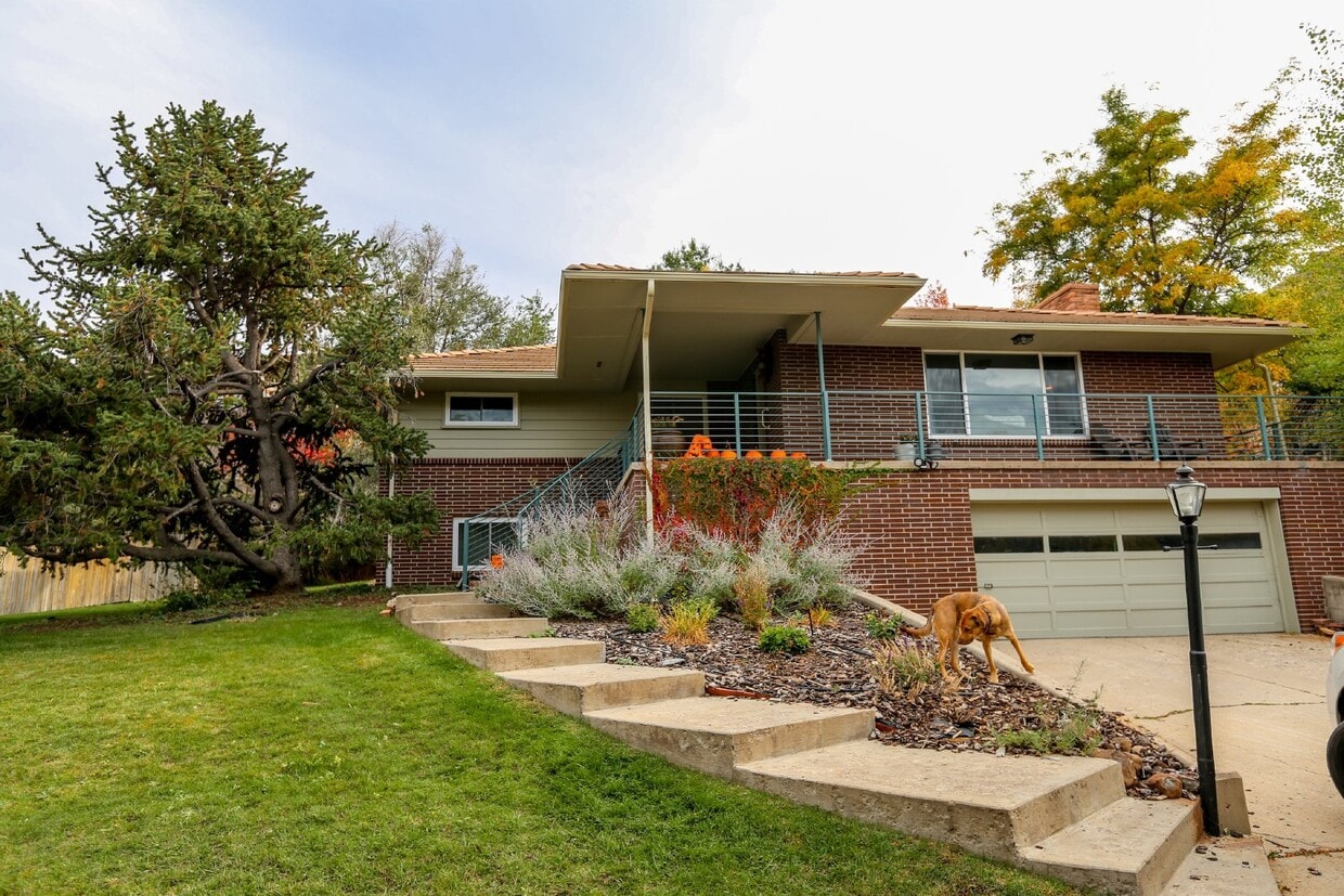 Beautiful Golden House w/ Huge Garage! - Beautiful Golden House w/ Huge Garage!