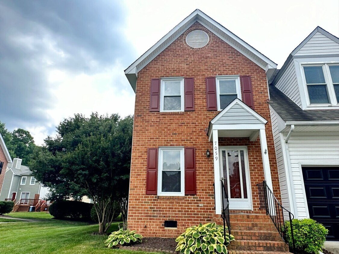 Foto principal - 4 Bedroom Townhouse Near Chesterfield Cour...