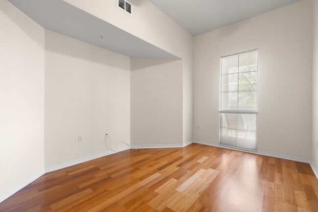 Building Photo - 402 S Armenia Ave