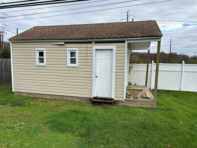 Building Photo - 4 bed 1.5 bath updated rancher new stainle...