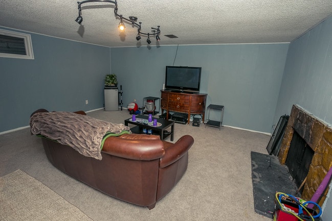 Building Photo - 4240 E Maplewood Way