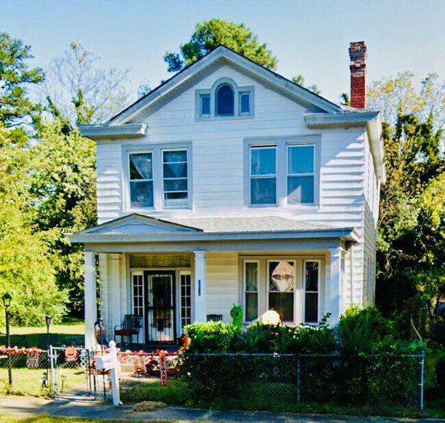 Foto del edificio - Charming 4bdrm/1.5bth Home Located in Richmond's North Highland Park w/Balcony!!