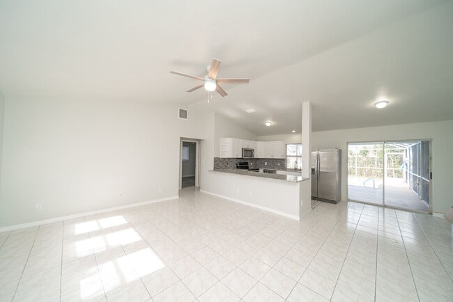 Building Photo - BEAUTIFUL POOL HOUSE NOW AVAILABLE!!! Special Offer! Qualify for a deposit-free option and save o...