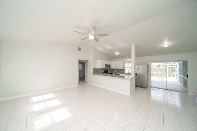 Foto del edificio - BEAUTIFUL POOL HOUSE NOW AVAILABLE!!! Special Offer! Qualify for a deposit-free option and save o...