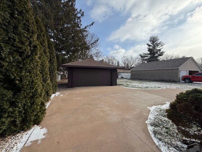 Foto del edificio - 1155 N Cherry St