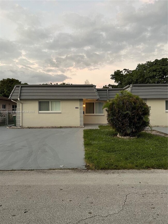 Building Photo - 7407 NW 76th Ct
