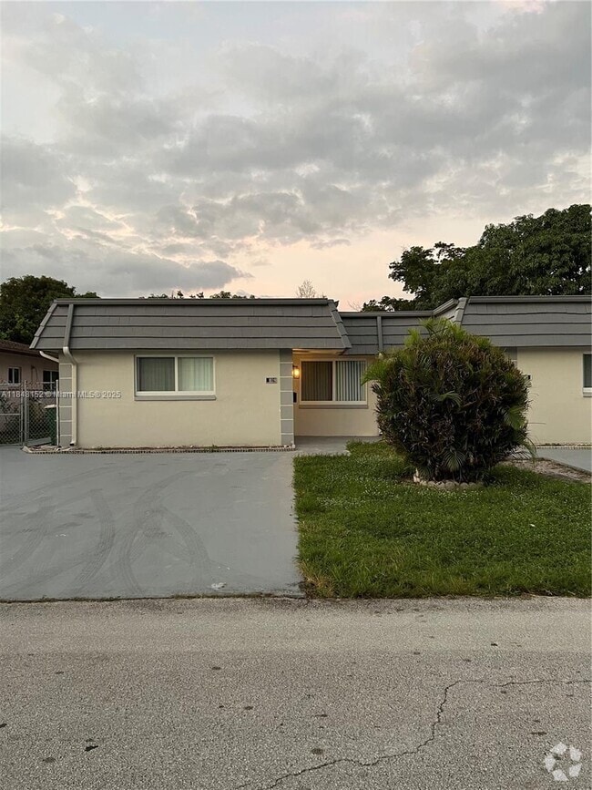 Building Photo - 7407 NW 76th Ct