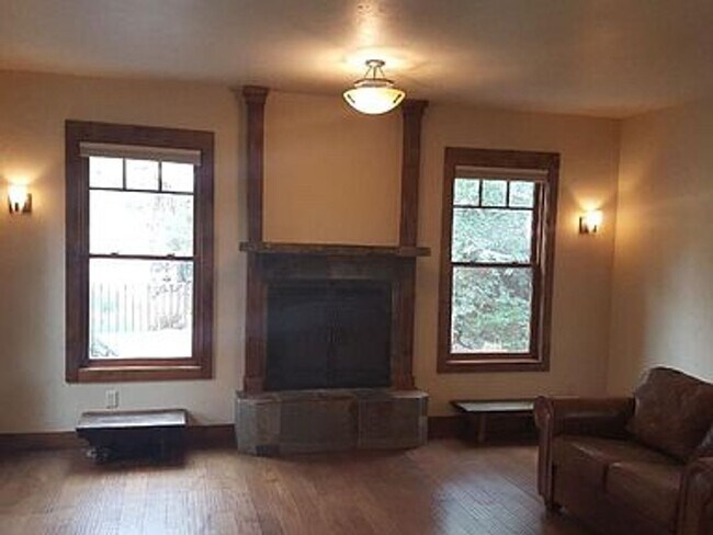 Building Photo - Don't miss this gem on Bend's West Side!