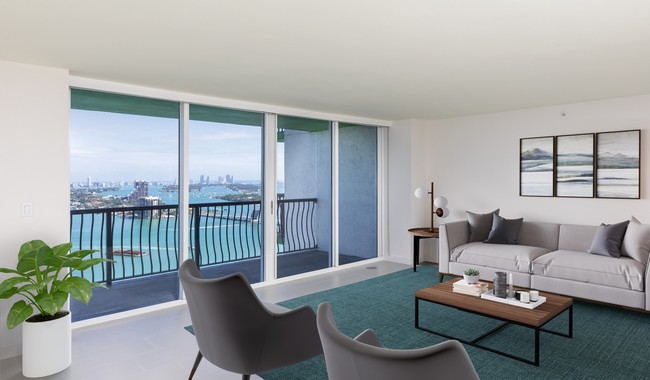 Sala de estar de primer nivel, que cuenta con hermosas vistas al mar - Bay Parc Apartment Homes