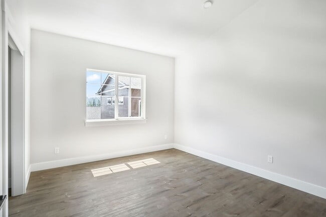Building Photo - 2070 NW Monterey Pines Dr