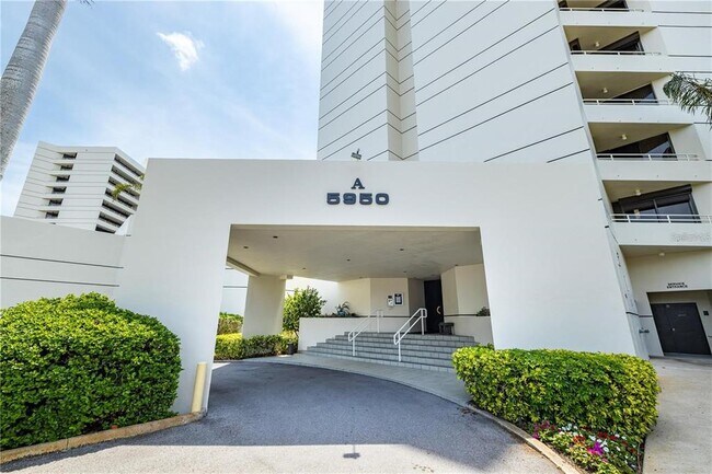 Foto del edificio - 5950 Pelican Bay Plaza S