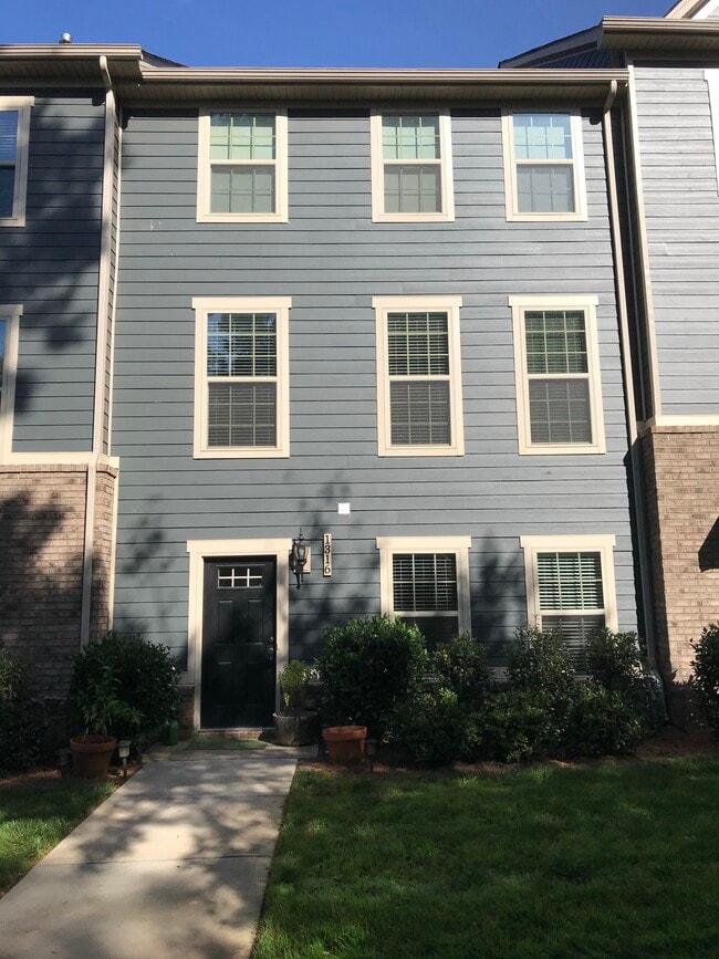 Building Photo - 1316 Queen Lyon Ct