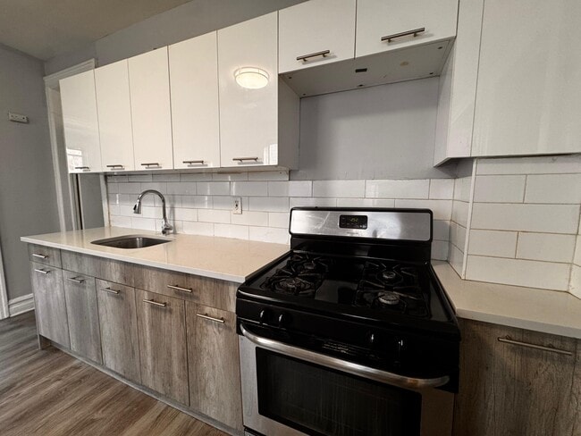 Building Photo - 290 Cator Ave