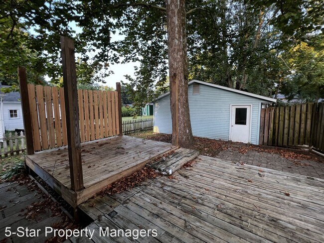 Building Photo - 3 br, 1.5 bath House - 303 South Riverside...