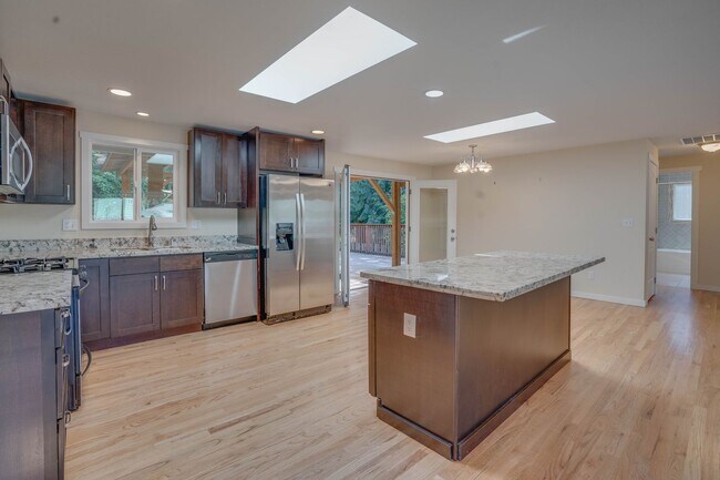Foto del edificio - 2-Story, 4 Bedroom 3 Bath in Shoreline!  $3,800.00/mo.