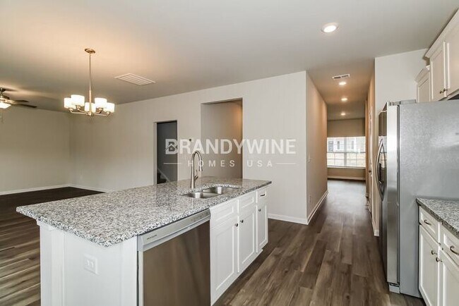 Building Photo - 573 Glenmanor Dr