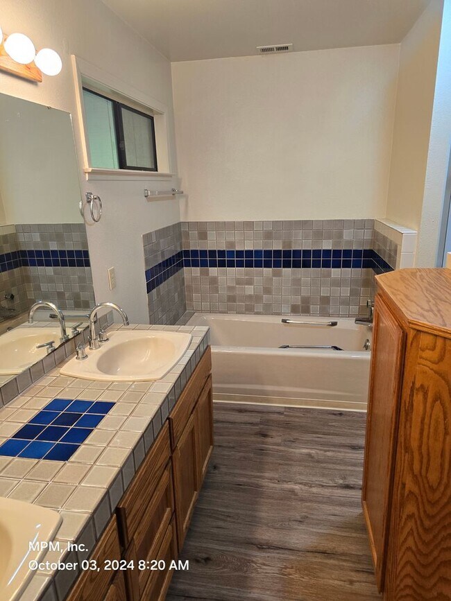 Building Photo - Large 4 bedroom in Atascadero