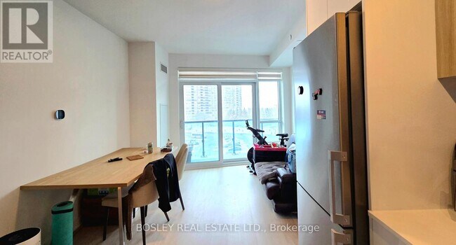 Photo du bâtiment - 30 Upper Mall Wy