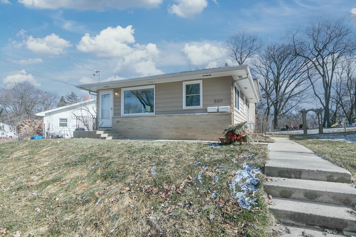 Primary Photo - 500 Falcon Cir