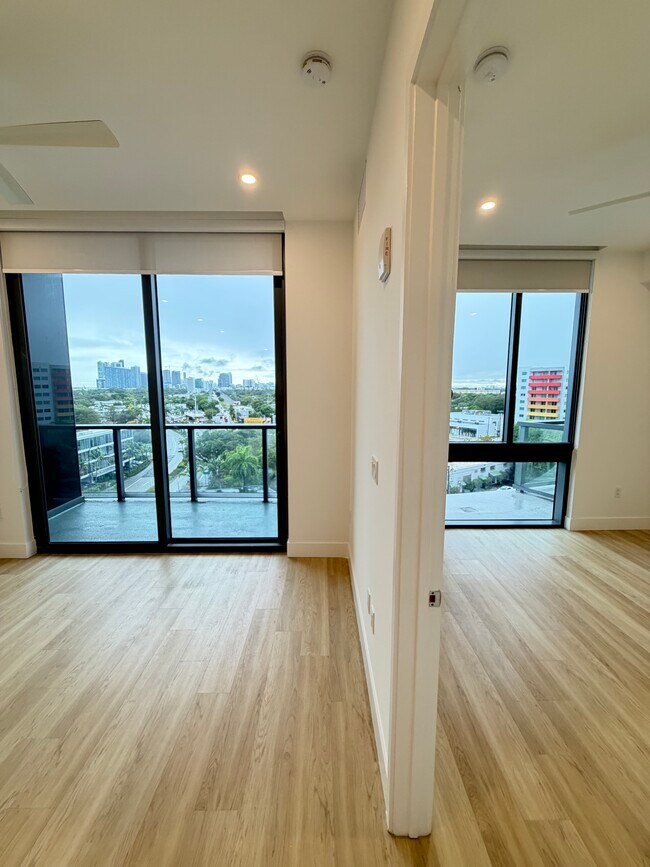 SALÓN Y DORMITORIO - 136 NE 43rd St