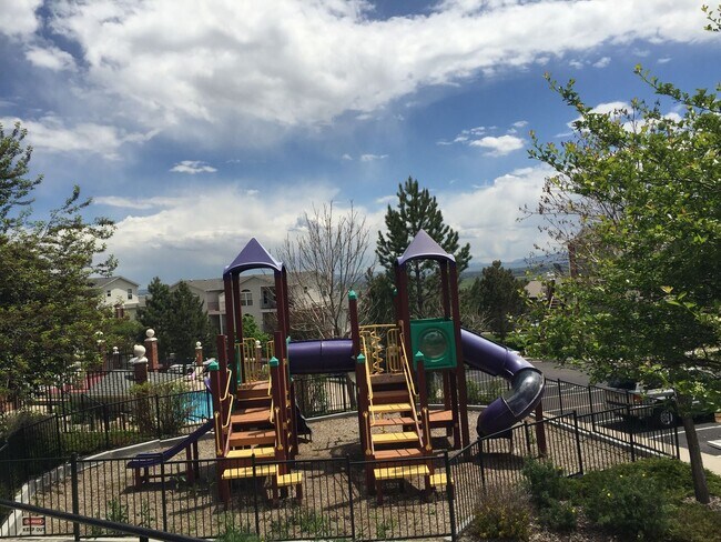 Foto del edificio - **Coming Soon** 2 Bed/2 Bath Top Floor Condo with Covered Garage Space and Additional Storage