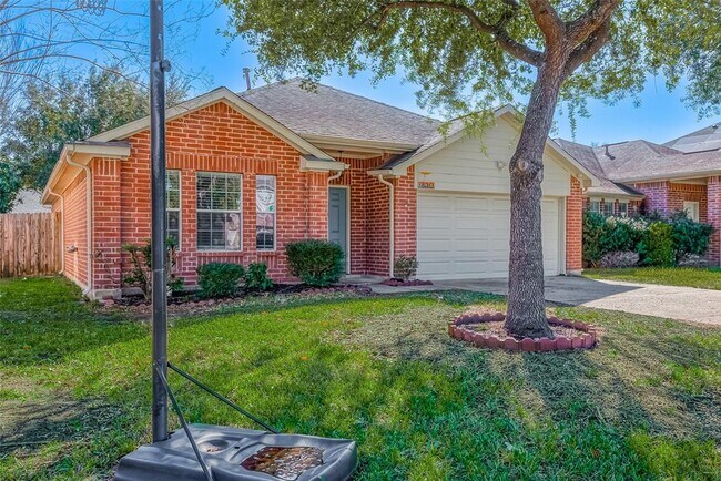 Building Photo - 16011 Crested Green Dr