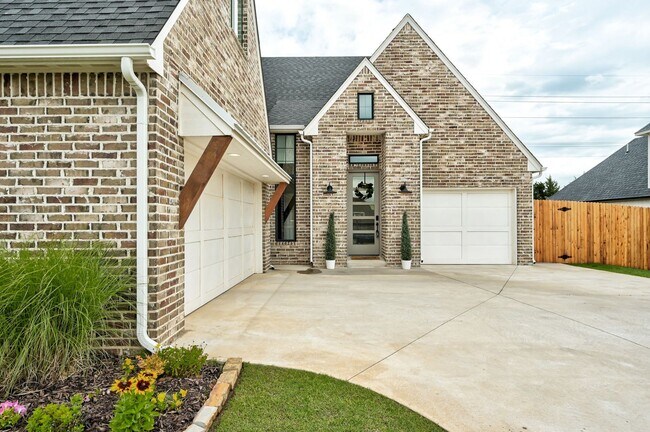 Building Photo - SPACIOUS 4 Bed 3 Bath home in the Twin Bri...