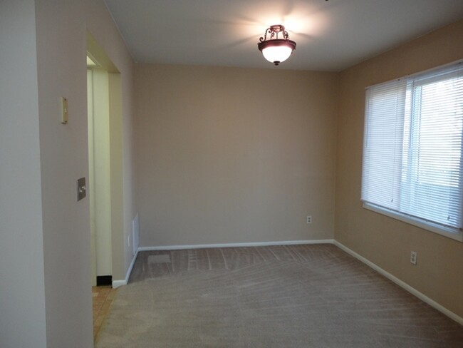 Foto del edificio - 2 bedroom 2 level condo in Creekside Newark