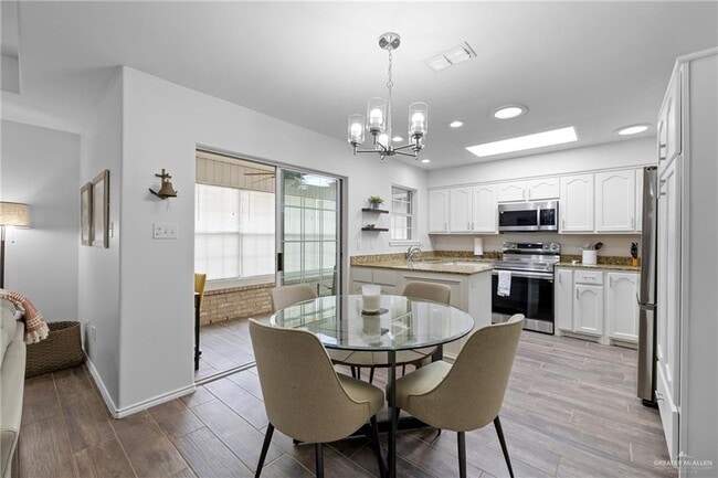 Building Photo - 708 Lake View Dr