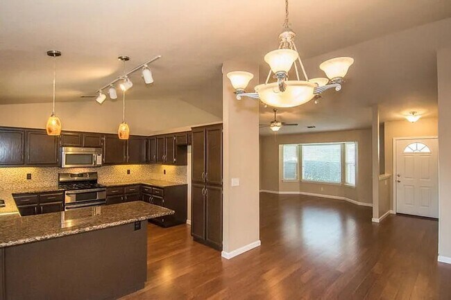 Foto del edificio - BEAUTIFUL 4 BED 2 BATH HOME IN REDDING - A...