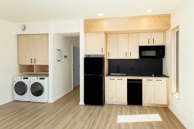 Building Photo - 1614 6th Ave