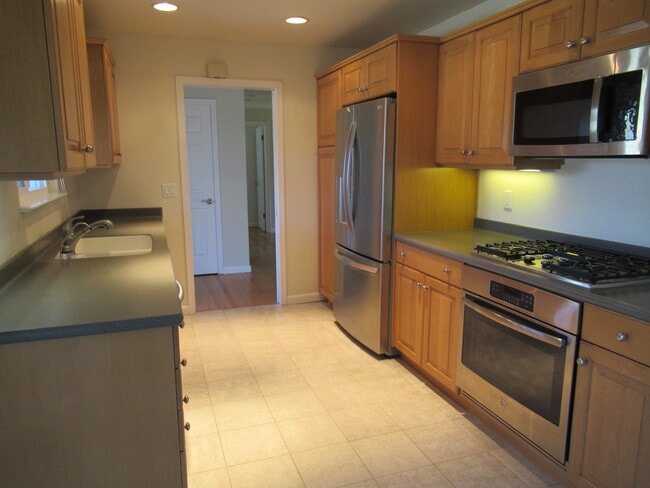 Building Photo - 4928 Mattos Dr